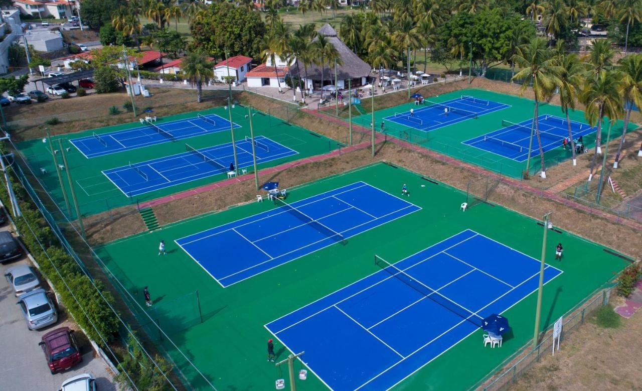 Las Hadas By Brisas مانزانيلو المظهر الخارجي الصورة Tennis courts at the resort