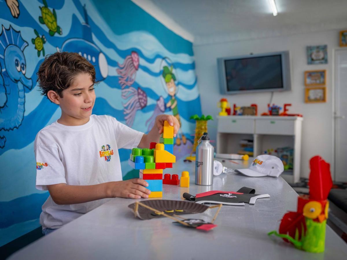Las Hadas By Brisas مانزانيلو المظهر الخارجي الصورة Child playing with a toy