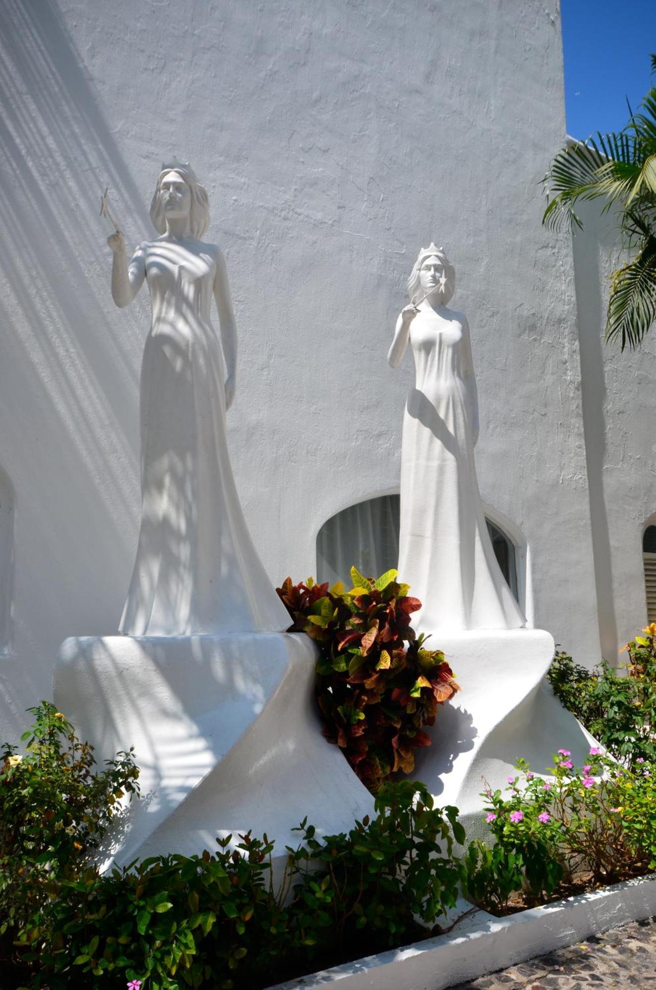 Las Hadas By Brisas مانزانيلو المظهر الخارجي الصورة The two statues of the Virgin Mary