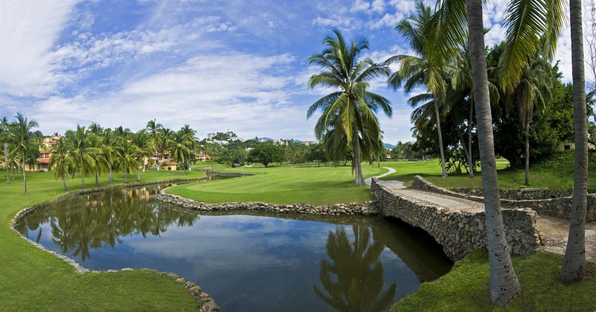 Las Hadas By Brisas مانزانيلو المظهر الخارجي الصورة Golf course at the Royal Malaysian Police Officers' Club