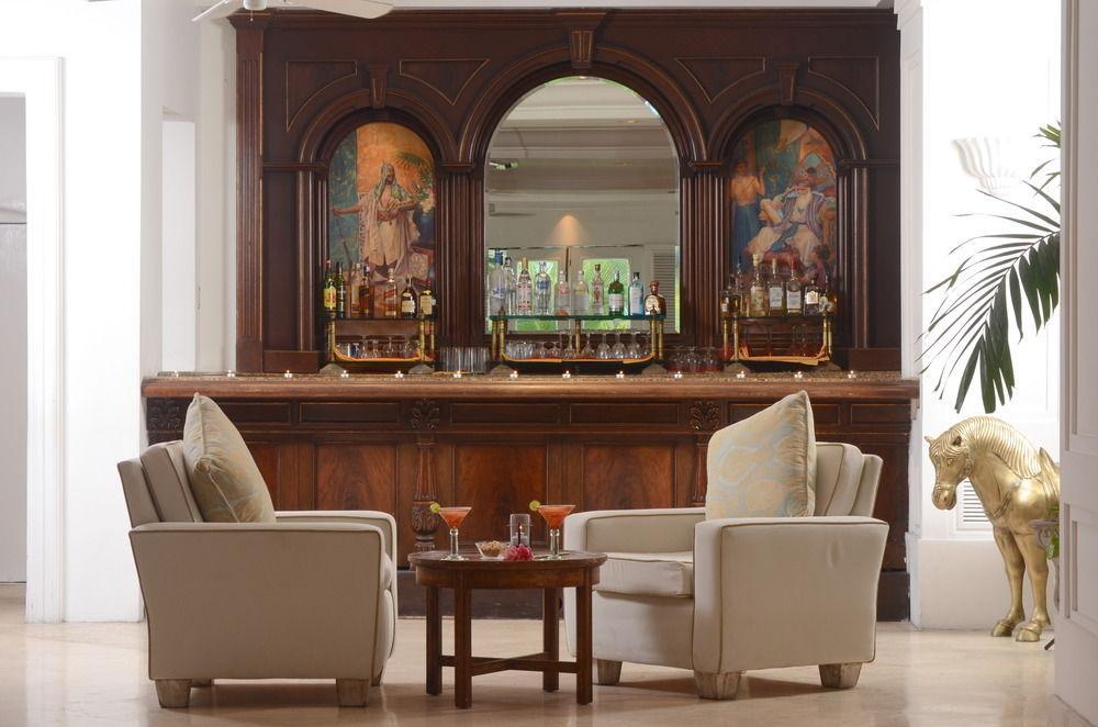Las Hadas By Brisas مانزانيلو المظهر الخارجي الصورة The bar at the Four Seasons Hotel, Miami