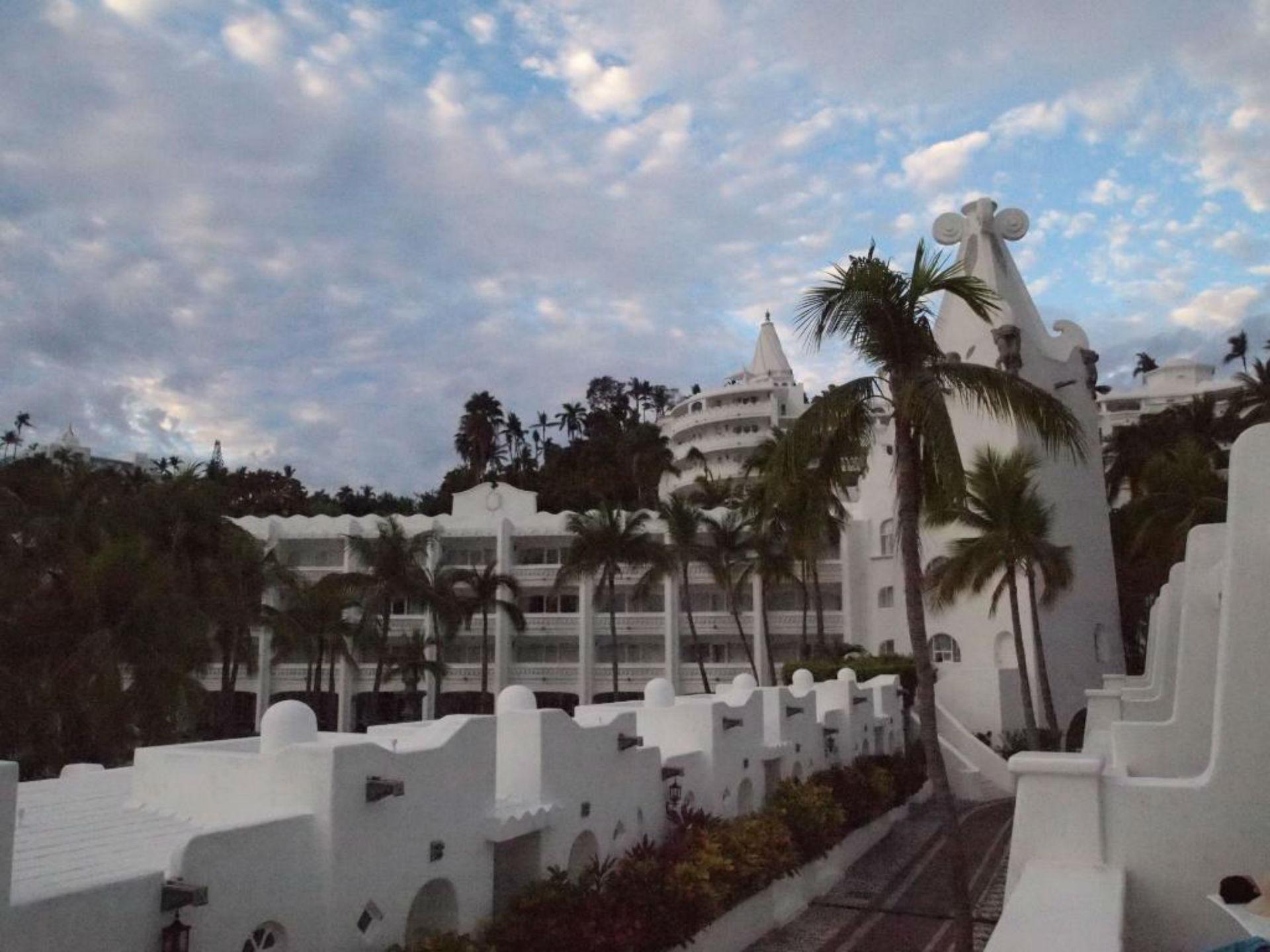 Las Hadas By Brisas مانزانيلو المظهر الخارجي الصورة The hotel at sunset