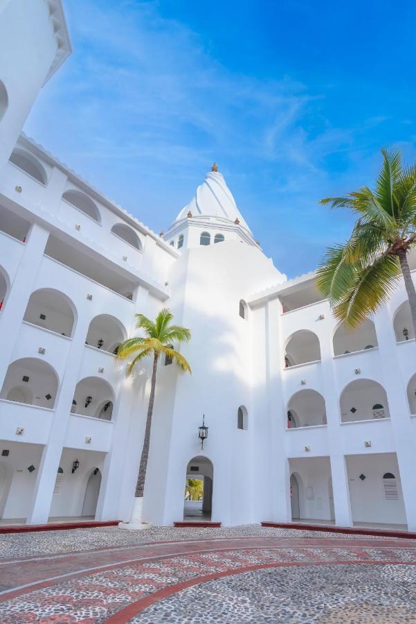 Las Hadas By Brisas مانزانيلو المظهر الخارجي الصورة The hotel's central courtyard
